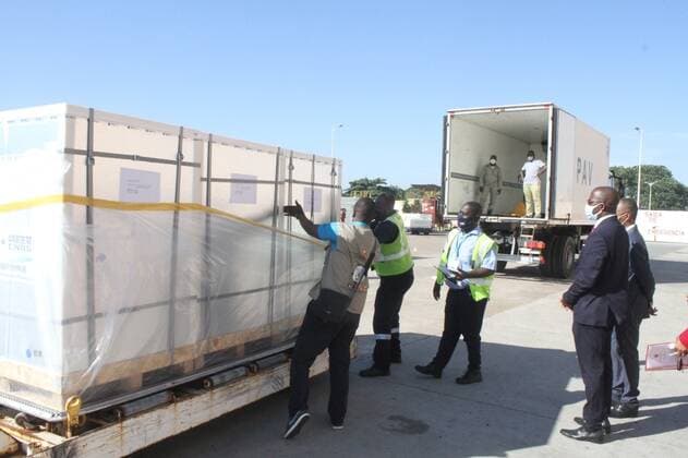 (210630) -- MAPUTO, June 30, 2021 -- Workers transfer containers of the COVID-19 vaccine in Maputo, Mozambique, on June 30, 2021. Mozambique on Wednesday received 500,000 doses of COVID-19 vaccine purchased by the country s private sector in coordination with the government. The procurement of the 500,000 doses of the Sinopharm COVID-19 vaccine, an inactivated vaccine called SARS-CoV-2 Vaccine (Vero Cell), is part of the local initiative United for the vaccine against COVID-19 (UNIVAX), of which, 139,000 doses will be offered to the Mozambican government. (Photo by Xinhua) MOZAMBIQUE-MAPUTO-CHINA-COVID-19 VACCINE-ARRIVAL EdsonxManjate 