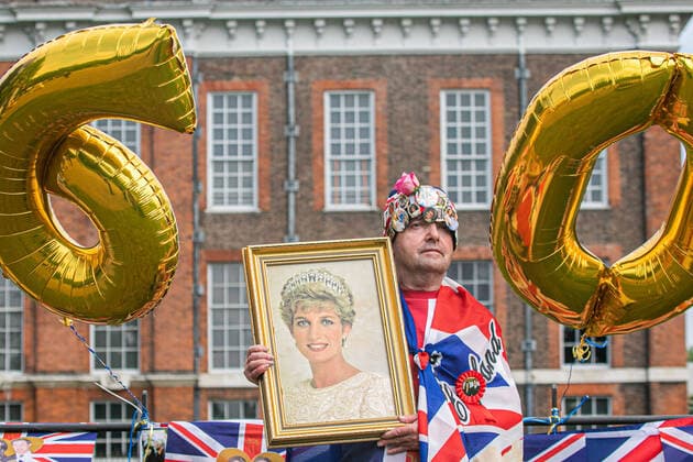 Bilder des Jahres 2021, News 07 Juli News Themen der Woche KW26 Royal well wisher John Loughrey holds a portrait of Princess Diana outside Kensington Palace to mark her 60th birthday. Prince William and Prince Harry will later unveil a statue in honour of their late mother who died tragically on 31 August 1997. Featuring: John Loughrey Where: London, United Kingdom When: 01 Jul 2021 Credit: Amer Ghazzal Cover Images Copyright: xx 41549655 EDITORIAL USE ONLY. NOT FOR USE BY NEWSPAPERS BASED IN THE UK.