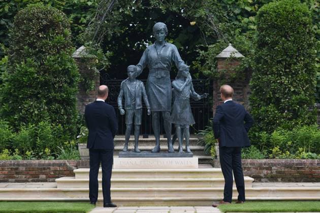 Bilder des Jahres 2021, Entertainment 07 Juli News Bilder des Tages Entertainment Bilder des Tages . 01 07 2021. London, United Kingdom. Prince William and Prince Harry at the unveiling of the new Princess Diana statue at Kensington Palace in London.  xPoolx xi-Imagesx IIM-22341-0004