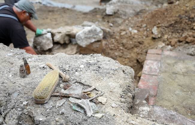 Bilder des Jahres 2021, News 06 Juni Oberkirche Bad Frankenhausen 30.06.2021 , Bad Frankenhausen, Oberkirche, bei Umgestaltungsarbeiten wurden durch das Thüringer Landesamt für Denkmalschutz und Archäologie Grüften aus dem 18.Jahrhundert freigelegt, heute werden Zwischenstände der Untersuchungen präsentiert im Bild: Fundstücke, im Hintergrund wird weiteres freigelegt *** Oberkirche Bad Frankenhausen 30 06 2021 , Bad Frankenhausen, Oberkirche, during remodelling works the Thüringer Landesamt für Denkmalschutz und Archäologie (Thuringian State Office for the Protection of Monuments and Archaeology) uncovered crypts from the 18th century, today interim results of the investigations are presented in the picture finds, in the background further finds are uncovered