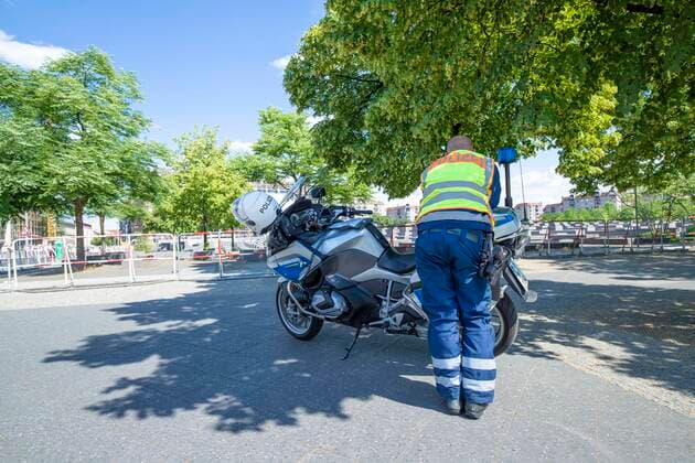 Bundespolizei Deutschland: Polizisten im Einsatz *** German Police Departement: Police in service In Berlin befinden sich Polizistinnen und Polizisten im Einsatz. Im Bild: Motorradpolizist mit Motorrad. Berlin, Deutschland. 26.06.2021 *** German police forces are on duty in Berlin. Picture: Motor bike policeman. Berlin, Germany. June 26th, 2021 