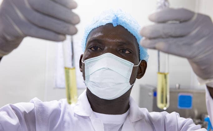 IMAGO Creative: Lokalhelden - Gesundheits- und Rettungskräfte Materialkontrolle fuer die Produktion von medizinischen Loesungen im Unternehmen DoPharma, Lome, 15.06.2021. Mitarbeiter prueft saemtliche Stoffe, die verarbeitet werden auf ihren Grad der Reinheit. Lome Togo *** Material control for the production of medical solutions in the company DoPharma, Lome, 15 06 2021 Employee checks all materials that are processed for their degree of purity Lome Togo Copyright: xUtexGrabowsky photothek.netx