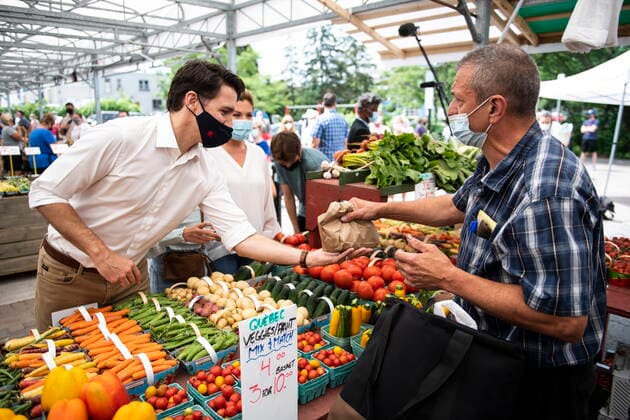 News Bilder des Tages July 1, 2021, Ottawa, on, Canada: Prime Minister Justin Trudeau purchases fresh vegetables as he shops with his family at the Parkdale Public Market in Ottawa on Canada Day, Thursday, July 1, 2021. Ottawa Canada  - ZUMAc35_ 20210701_zaf_c35_026 Copyright: xJustinxTangx