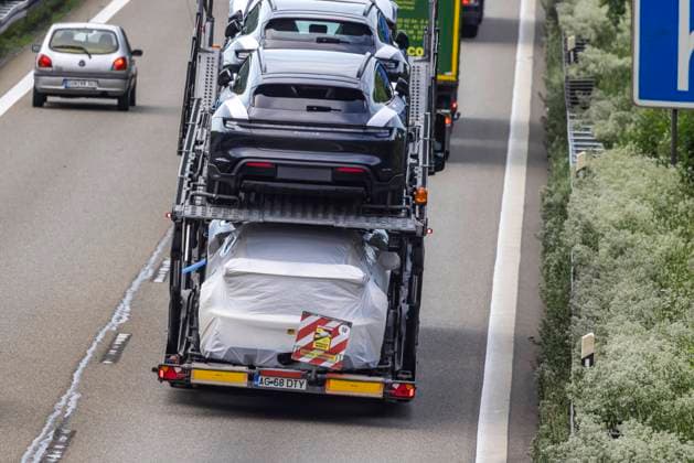 Autobahn A8 bei Pforzheim. Autotransporter beladen mit Porsche Taycan. 28.06.2021: DEU, Deutschland, Baden-Württemberg, Pforzheim.