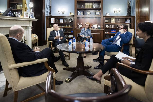 News Themen der Woche KW26 News Bilder des Tages Bundesfinanzminister Olaf Scholz (SPD) trifft Senator Chris Coons in Washington am 01.07.2021. Washington Vereinigte Staaten von Amerika