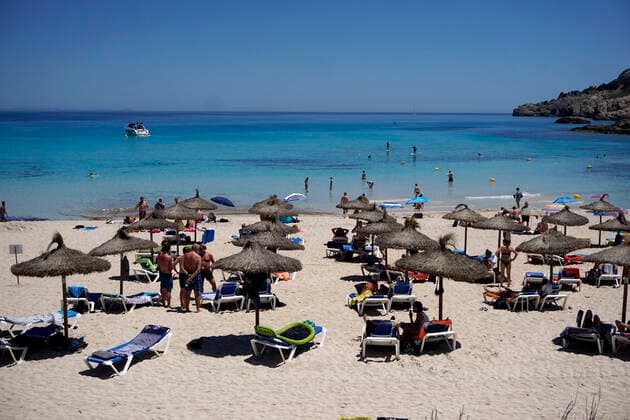 09.06.2021, Beliebtes Reiseziel der Deutschen, Mallorca. Auf der Baleareninsel beginnt wieder das Touristische Leben, die Inzidenzzahlen auf der Insel und in Deutschland sind stark gesunken, Geschäfte, Hotels, Bars, Restaurants öffnen wieder ihre Tore für eine Urlaubssaison 2021. Hier am Strand Cala Agulla in Cala Ratjada im Westen der Insel sind schon viele Urlauber am Strand beim Sonnenbaden. 09.06.2021, Urlaubsreisen Mallorca nach Corona 09.06.2021, Urlaubsreisen Mallorca nach Corona *** 09 06 2021, Popular destination of the Germans, Majorca On the Balearic Island begins again the tourist life, the incidence figures on the island and in Germany have fallen sharply, shops, hotels, bars, restaurants open again their doors for a holiday