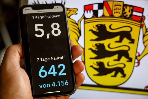 Coronavirus in Deutschland - Covid-19-Dashboard des Robert Koch-Institut DEU, Deutschland, Baden-Württemberg, 02.07.2021: Die 7-Tage-Inzidenz für das Bundesland (Fälle letzte 7 Tage 100.000 EW) wird auf einem iPhone angezeigt, im Hintergrund das Landeswappen