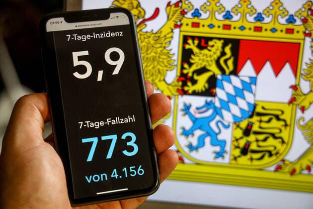 Coronavirus in Deutschland - Covid-19-Dashboard des Robert Koch-Institut DEU, Deutschland, Bayern, 02.07.2021: Die 7-Tage-Inzidenz für das Bundesland (Fälle letzte 7 Tage 100.000 EW) wird auf einem iPhone angezeigt, im Hintergrund das Landeswappen