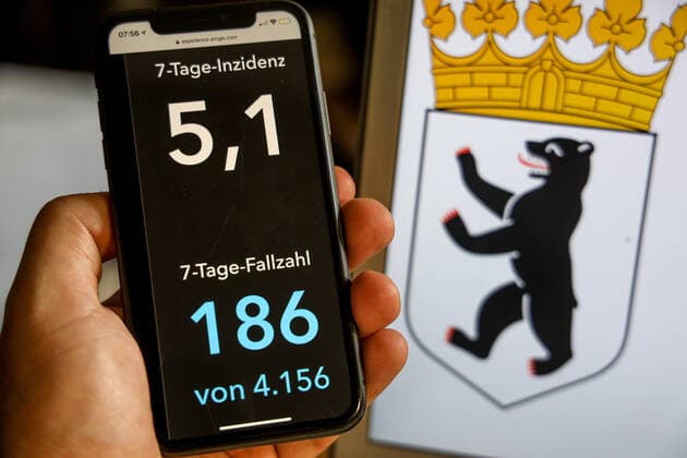 Coronavirus in Deutschland - Covid-19-Dashboard des Robert Koch-Institut DEU, Deutschland, Berlin, 02.07.2021: Die 7-Tage-Inzidenz für das Bundesland (Fälle letzte 7 Tage 100.000 EW) wird auf einem iPhone angezeigt, im Hintergrund das Landeswappen