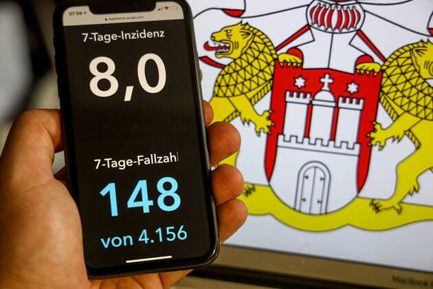 Coronavirus in Deutschland - Covid-19-Dashboard des Robert Koch-Institut DEU, Deutschland, Hamburg, 02.07.2021: Die 7-Tage-Inzidenz für das Bundesland (Fälle letzte 7 Tage 100.000 EW) wird auf einem iPhone angezeigt, im Hintergrund das Landeswappen