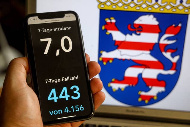 Coronavirus in Deutschland - Covid-19-Dashboard des Robert Koch-Institut DEU, Deutschland, Hessen, 02.07.2021: Die 7-Tage-Inzidenz für das Bundesland (Fälle letzte 7 Tage 100.000 EW) wird auf einem iPhone angezeigt, im Hintergrund das Landeswappen