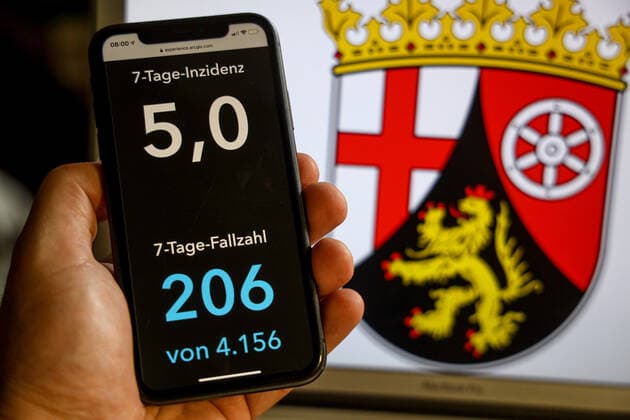 Coronavirus in Deutschland - Covid-19-Dashboard des Robert Koch-Institut DEU, Deutschland, Rheinland-Pfalz, 02.07.2021: Die 7-Tage-Inzidenz für das Bundesland (Fälle letzte 7 Tage 100.000 EW) wird auf einem iPhone angezeigt, im Hintergrund das Landeswappen