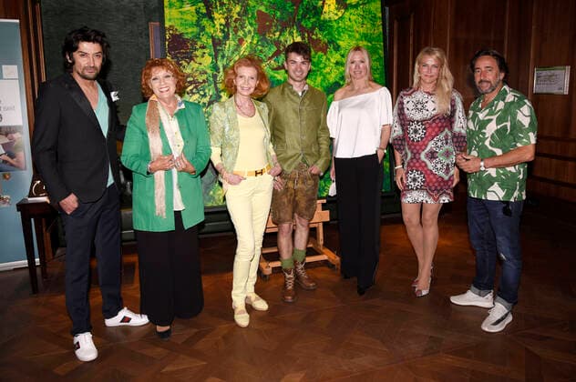 Bilder des Jahres 2021, Entertainment 07 Juli Entertainment Bilder des Tages Adrian Can, Sarah Laux, Jutta Kammann, Andreas Hastreiter, Simone von Anhalt, Ursula Gottwald und Dieter Landuris bei der Benefiz Kunstauktion in der Jahreszeiten Bar im Hotel Vier Jahreszeiten Kempinski. München, 01.07.2021 *** Adrian Can, Sarah Laux, Jutta Kammann, Andreas Hastreiter, Simone von Anhalt, Ursula Gottwald and Dieter Landuris at the charity art auction in the Jahreszeiten Bar at the Hotel Vier Jahreszeiten Kempinski Munich, 01 07 2021 Foto:xS.xAdamx xFuturexImage