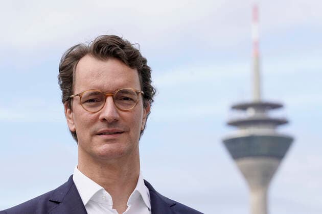 Uebergabe Aktionsplan Westdeutsche Kanaele an Land NRW Aktuell, 02.07.2021, Duesseldorf, Hendrik Wuest Verkehrsminister von Nordrhein-Westfalen im Portrait mit Fernsehturm von Duesseldorf im Hintergrund beim Pressestatement zur Uebergabe des Aktionsplan Westdeutsche Kanaele vom Bund an das Land Nordrhein-Westfalen auf dem Restaurantschiff Weisse Flotte MS Allegra in Duesseldorf Duesseldorf Nordrhein-Westfalen Deutschland *** Handing over of the Action Plan West German Canals to the State of North Rhine-Westphalia, 02 07 2021, Duesseldorf, Hendrik Wuest Minister of Transport of North Rhine-Westphalia in portrait with television tower of Duesseldorf in the background at the press statement for the handing over of the Action Plan West Germa