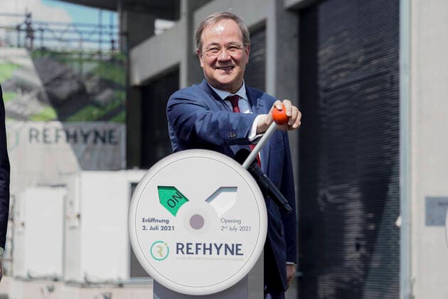 Inbetriebnahme der Shell Wasserstoff-Elektrolyse REFHYNE in Wesseling Aktuell, 02.07.2021, Wesseling, Armin Laschet Ministerpraesident von Nordrhein-Westfalen, CDU-Vorsitzender und CDU Kanzlerkandidat am Schalthebel on fuer die Inbetriebnahme der Wasserstoff-elektrolyse REFHYNE Anlage von Shell am Standort in Wesseling Wesseling Nordrhein-Westfalen Deutschland