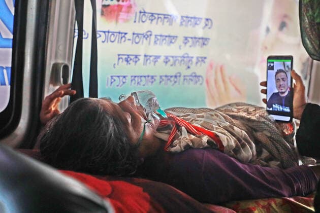 July 2, 2021, Dhaka, Dhaka, Bangladesh: 02, July, 2021 A covid Patient talks through a video call with her migrant son as she arrives at the Hospital for treatment in Dhaka medical college hospital, Dhaka, Bangladesh Dhaka Bangladesh - ZUMAr338 20210702_zip_r338_005 Copyright: xHarun-Or-Rashidx