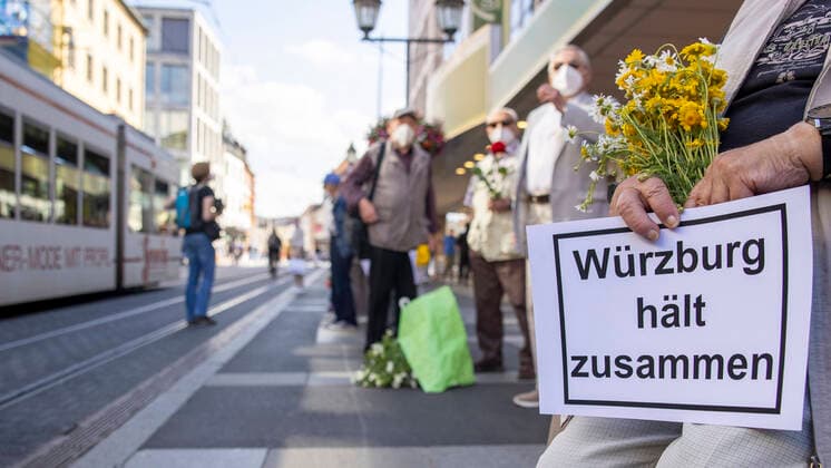 Bilder des Jahres 2021, News 07 Juli News Themen der Woche KW26 News Bilder des Tages 02.07.2021, Wuerzburg trauert – Menschenkette und Demos von AFD und Antifa, GER, Wuerzburg, Innenstadt Bild: v. li. Wuerzburg trauert mit einer Menschenkette vom Tatort bis zum Rathaus *** 02 07 2021, Wuerzburg mourns - human chain and demos of AFD and Antifa, GER, Wuerzburg, city center picture v li Wuerzburg mourns with a human chain from the crime scene to the city hall Copyright: HMBxMedia xHeikoxBecker