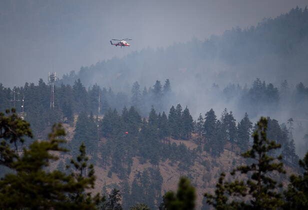 July 2, 2021, Lytton, BC, Canada: A helicopter pilot prepares to drop water on a wildfire burning in Lytton, B.C., on Friday, July 2, 2021. Lytton Canada  - ZUMAc35_ 20210702_zaf_c35_036 Copyright: xDarrylxDyckx