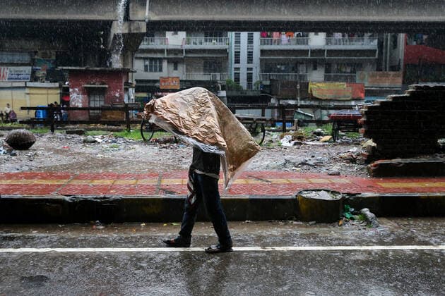 Bangladesh: Heavy rain in Dhaka during Covid-19 lockdown Bangladeshi people have seen it on the streets during heavy rains on second July 2021. Dhaka Dhaka Bangladesh Copyright: Md.xMirxHossenxRoney