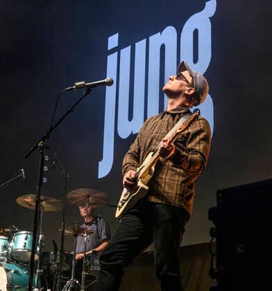 Det danske band Jung med Jonas Jung i front spiller op til Havefest paa Plaenen i Tivoli fredag den 2. juli 2021 med publikum delt op i to sektioner. Havefest afloeser Fredagsrock, der er aflyst paa grund af Covid-19 Coronakrisen Photo Torben Christensen @ Copenhagen , Copenhagen Copyright: TorbenxChristensen TorbenxChristensenx COP106 spdk20210703-010100-L