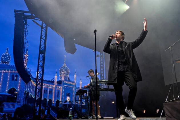 Det danske band Jung med Jonas Jung i front spiller op til Havefest paa Plaenen i Tivoli fredag den 2. juli 2021 med publikum delt op i to sektioner. Havefest afloeser Fredagsrock, der er aflyst paa grund af Covid-19 Coronakrisen Photo Torben Christensen @ Copenhagen , Copenhagen Copyright: TorbenxChristensen TorbenxChristensenx COP106 spdk20210703-010123-L