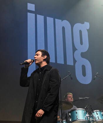 Det danske band Jung med Jonas Jung i front spiller op til Havefest paa Plaenen i Tivoli fredag den 2. juli 2021 med publikum delt op i to sektioner. Havefest afloeser Fredagsrock, der er aflyst paa grund af Covid-19 Coronakrisen Photo Torben Christensen @ Copenhagen , Copenhagen Copyright: TorbenxChristensen TorbenxChristensenx COP106 spdk20210703-010130-L
