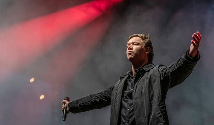 Det danske band Jung med Jonas Jung i front spiller op til Havefest paa Plaenen i Tivoli fredag den 2. juli 2021 med publikum delt op i to sektioner. Havefest afloeser Fredagsrock, der er aflyst paa grund af Covid-19 Coronakrisen Photo Torben Christensen @ Copenhagen , Copenhagen Copyright: TorbenxChristensen TorbenxChristensenx COP106 spdk20210703-010141-L