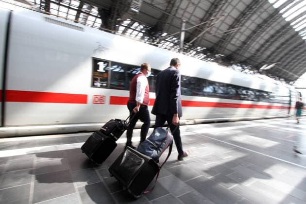 Zugbegleiter der DB Deutsche n Bahn AG gehen mit ihrem Reisegepäck zu einem ICE im Hauptbahnhof Frankfurt, Hessen; Deutschland *** DB Deutsche n Bahn AG train attendants walk with their luggage to an ICE train at Frankfurt central station, Hesse Germany
