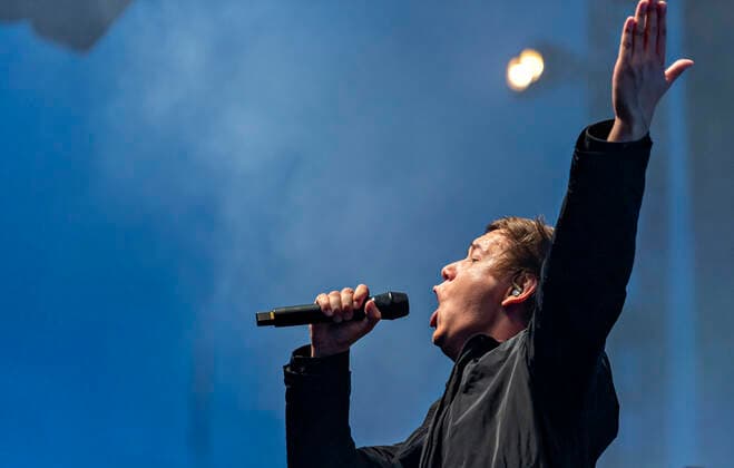 Det danske band Jung med Jonas Jung i front spiller op til Havefest paa Plaenen i Tivoli fredag den 2. juli 2021 med publikum delt op i to sektioner. Havefest afloeser Fredagsrock, der er aflyst paa grund af Covid-19 Coronakrisen Photo Torben Christensen @ Copenhagen , Copenhagen Copyright: TorbenxChristensen TorbenxChristensenx COP106 spdk20210703-010208-L