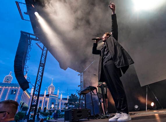 Det danske band Jung med Jonas Jung i front spiller op til Havefest paa Plaenen i Tivoli fredag den 2. juli 2021 med publikum delt op i to sektioner. Havefest afloeser Fredagsrock, der er aflyst paa grund af Covid-19 Coronakrisen Photo Torben Christensen @ Copenhagen , Copenhagen Copyright: TorbenxChristensen TorbenxChristensenx COP106 spdk20210703-010211-L