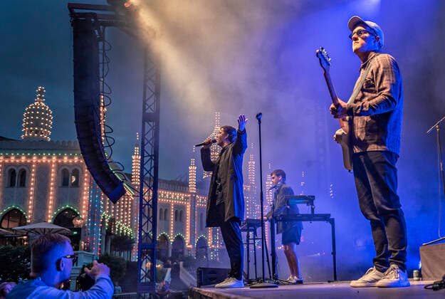 Det danske band Jung med Jonas Jung i front spiller op til Havefest paa Plaenen i Tivoli fredag den 2. juli 2021 med publikum delt op i to sektioner. Havefest afloeser Fredagsrock, der er aflyst paa grund af Covid-19 Coronakrisen Photo Torben Christensen @ Copenhagen , Copenhagen Copyright: TorbenxChristensen TorbenxChristensenx COP106 spdk20210703-010221-L