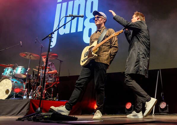Det danske band Jung med Jonas Jung i front spiller op til Havefest paa Plaenen i Tivoli fredag den 2. juli 2021 med publikum delt op i to sektioner. Havefest afloeser Fredagsrock, der er aflyst paa grund af Covid-19 Coronakrisen Photo Torben Christensen @ Copenhagen , Copenhagen Copyright: TorbenxChristensen TorbenxChristensenx COP106 spdk20210703-010225-L