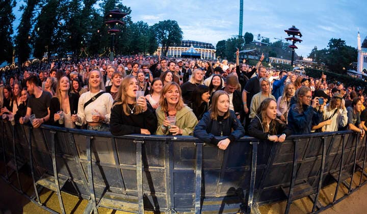 Publikum til det danske band Jung med Jonas Jung spiller op til Havefest paa Plaenen i Tivoli fredag den 2. juli 2021 med publikum delt op i to sektioner. Havefest afloeser Fredagsrock, der er aflyst paa grund af Covid-19 Coronakrisen Photo Torben Christensen @ Copenhagen , Copenhagen Copyright: TorbenxChristensen TorbenxChristensenx COP106 spdk20210703-010319-L