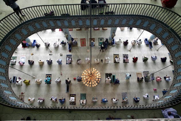 Jul 2, 2021 - Dhaka, Bangladesh - People were seen maintaining social distance and wearing masks during the Friday prayer at Baitrul Mukarram National Mosque. Dhaka Bangladesh  - ZUMAr336 20210702_int_r336_010 Copyright: xHabiburxRahmanx