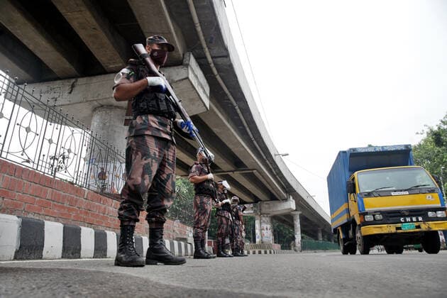 Jul 2, 2021 - Dhaka, Bangladesh - Army personnel limit people s movement from a checkpoint set up at Dhaka nationwide district lockdown to curb the coronavirus pandemic In Bangladesh. Dhaka Bangladesh  - ZUMAr336 20210702_int_r336_014 Copyright: xHabiburxRahmanx