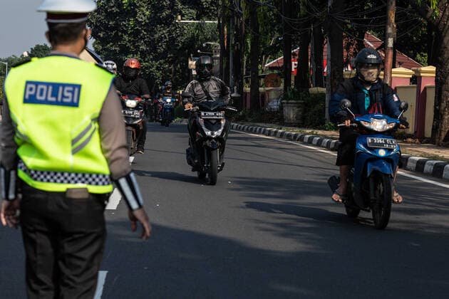 July 3, 2021, Jakarta, Jakarta, Indonesia: Jakarta, Indonesia, 03 July 2021: The atmosphere of the implementation of restrictions on emergency community activities in Jakarta. Indonesia has started implementing restrictions on emergency community activities from July 03 to July 20, 2021 on the islands of Java and Bali to prevent the spread of COVID-19. However, the implementation of the restrictions on emergency community activities can only be seen on the sudirman-thamrin - Jakarta protocol road. Meanwhile, in other places, there are no visible restrictions on emergency community activities. Jakarta Indonesia - ZUMAh128 20210703_zap_h128_004 Copyright: xDonalxHusnix