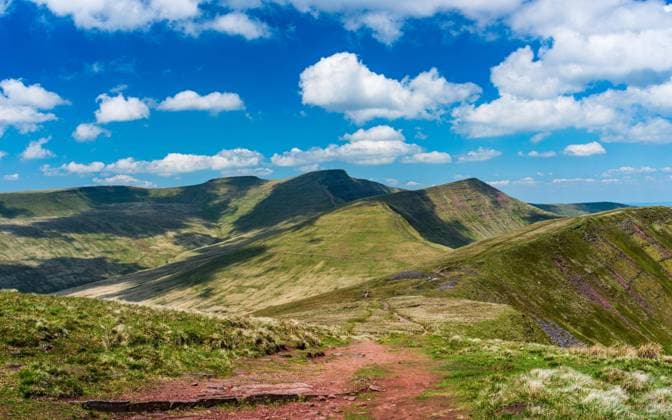  Blick auf Pen y Fan und Cribyn, Brecon Beacons National Park, Wales, England, Großbritannien, Europa *** View of Pen y Fan and Cribyn, Brecon Beacons National Park, Wales, England, United Kingdom, Europe Copyright: imageBROKER/MaciejxOlszewski ibxmao06956785.jpg