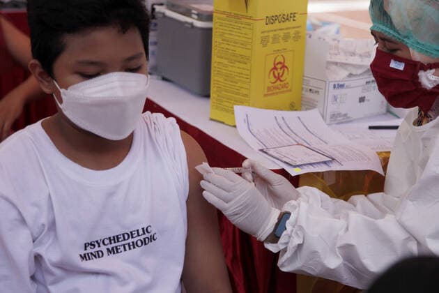Virus Outbreak Indonesia A health worker administer a dose of Cinovac vaccine to a teenager in a mass vaccination in Gelora Bung Karno Stadium, Jakarta, Indonesia on July 3, 2021. The Indonesian Ministry of Health (Kemenkes) announced that it has been allowed for children aged 12-17 years to vaccinate against Covid-19, due to increase of Corona virus infection in children. The symptoms experienced by children may be normal or mild, but there is also a possibility that they can be fatal. Based on statistics submitted by the World Health Organization (WHO), child mortality due to Covid-19 in Indonesia is the highest in the Asia Pacific, where as of July 1, 2021, cases of child deaths aged 0-18 years old reached 1.2%. Tangerang Indonesia ira  Copyright: xAdityaxIrawanx