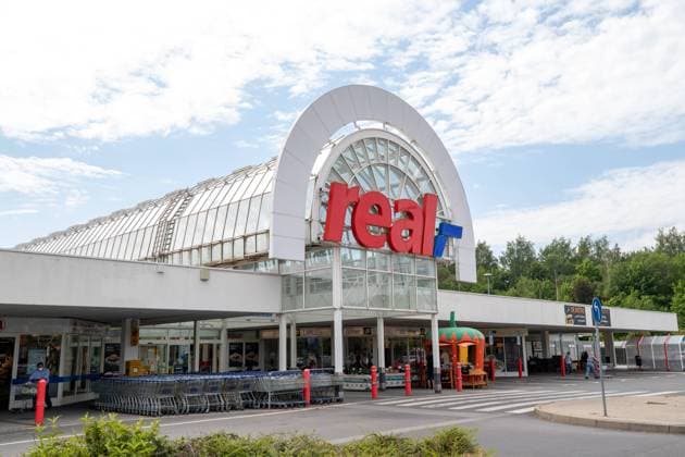real Supermarkt Heidenau Außenansicht real Supermarkt im Sächsischen Heidenau. Heidenau Sachsen Deutschland *** real supermarket Heidenau exterior view real supermarket in Saxony Heidenau Saxony Germany Daniel Schäfer