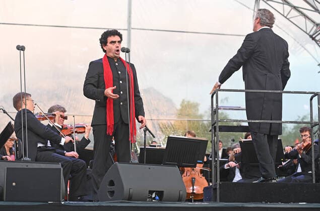Bilder des Jahres 2021, Entertainment 07 Juli Generalprobe zum Auftritt des Startenors Rolando Villazon, der Sopranistin Regula Mühlemann und dem Brucknerorchester mit dem Dirigenten Markus Poschner, als Open Air Konzert, auf der Halbinsel Toscana, in Gmunden, im Rahmen der Salzkammergut Festwochen 2021 in Gmunden, am 02.07.21. Das Bild zeigt den Startenor Rolando Villazon mit dem Bruckner Orchester Linz und seinem Dirigenten Markus Poschner 2021 - Generalprobe zum Auftritt des Startenors Rolando Villazon, der Sopranistin Regula Mühlemann und dem Brucknerorchester mit dem Dirigenten Markus Poschner, als Open Air Konzert, auf der Halbinsel Toscana, in Gmunden, im Rahmen der Salzkammergut Festwochen 2021 in Gmunden, am 02.07.21 *** Dress rehearsal for the performance of the star tenor