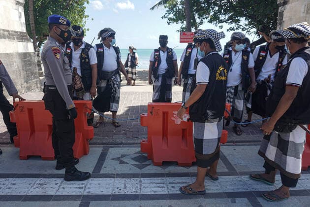 July 3, 2021, Badung, Bali, Indonesia: Local authorities to enclose the beach gate. Famous Bali Kuta Beach is closed during the first day of Java and Bali Emergency Community Activities Restriction (PPKM) implementation. Indonesia central government to impose Emergeny PPKM from July 3 - 20, 2021, to decrease the latest massive Covid-19 surges. Badung Indonesia - ZUMAb245 20210703_zip_b245_010 Copyright: xDickyxBisinglasix