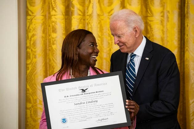 Bilder des Jahres 2021, News 07 Juli News Themen der Woche KW26 U.S. President Joe Biden presents Sandra Lindsay, a naturalized American Citizen and the nurse who was first to receive the COVID-19 vaccine outside of trials, with the Outstanding American by Choice Award from the U.S. Citizen and Immigration Services during a naturalization ceremony in the East Room of the White House in Washington, D.C., U.S., on Friday, July 2, 2021. The ceremony is to welcome citizens to the United States ahead of Independence Day. Copyright: xPoolxviaxCNPx MediaPunchx