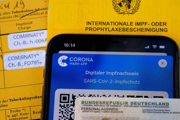 Der Nachweis! Das digitale Corona Impfzertifikat auf dem Smartphone mit dem Personalausweis und dem Impfheft. Siegsdorf Bayern Deutschland Copyright: xRolfxPossx