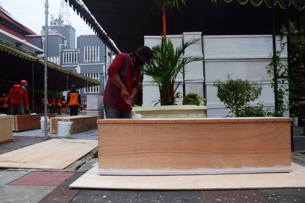 Coffins for Covid-19 Victims Workers paint coffins in Surabaya City, East Java Province, Indonesia, Saturday 3 July 2021. The Surabaya City Government produces hundreds of coffins to anticipate the increasing number of people who have died from Covid-19. In general, the number of people infected with Covid-19 in Indonesia has increased again. Currently, the number of cases reached 2.3 million people who were infected, 1.9 million people were declared cured, and 59,534 people died.  Copyright: xPatrikxCahyoxLumintux xOpnxImagex