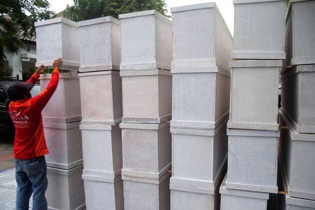 News Bilder des Tages Coffins for Covid-19 Victims Workers arrange a coffin that has just been produced in Surabaya City, East Java Province, Indonesia, Saturday 3 July 2021. The Surabaya City Government prepared hundreds of coffins to anticipate the increase in the number of people who died due to Covid-19. In general, the number of people infected with Covid-19 in Indonesia has increased again. Currently, the number of cases reached 2.3 million people who were infected, 1.9 million people were declared cured, and 59,534 people died.  Copyright: xPatrikxCahyoxLumintux xOpnxImagex