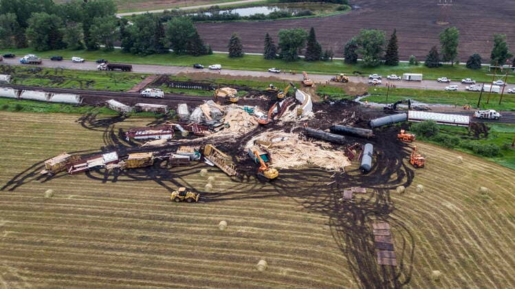 News Bilder des Tages July 3, 2021, Blackfalds, ab, Canada: Crews work to clean up a spill after the derailment of a 20-car train carrying tar sand and lumber near Blackfalds, Alta., Saturday, July 3, 2021. Blackfalds Canada  - ZUMAc35_ 20210703_zaf_c35_004 Copyright: xJeffxMcintoshx