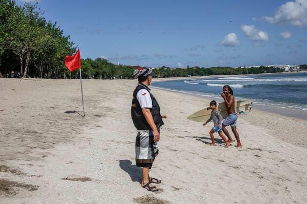 Emergency Public Activity Restriction Amid Covid 19 In Bali Balinese local guard urges surfer to leave the beach during emergency public activity restriction amid COVID-19 pandemic in Kuta Beach, Bali, Indonesia on July 3 2021. Indonesian government imposes emergency public activity restriction across the nation in orange and red zone of COVID-19 infections, starting from 3rd to 20th July 2021. During the restriction, public areas, tourism spots, shopping mall must be closed all the time. Restaurants only allowed for take away service and supermarket must be closed at 8 PM. Lately, the number of COVID-19 cases in Indonesia surges in major cities in Java and Bali Island. Bogor Bali Indonesia christo-balinese210703_npOnH  Copyright: xJohanesxChristox