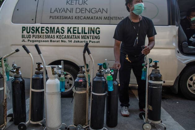 Coronavirus Emergency In Indonesia A man from Public Health Center queue at an oxygen refill shop amid the rising number of self-isolation, in Jakarta on 3 July 2021. According to The LaporCovid-19 (Report Covid-19) community and Indonesian Legal Aid Foundation (YLBHI) reported that 265 Covid patients in self-isolation had succumbed to the disease throughout June-July 2, 2021. It stated that most patients died when they were self-isolating, trying to get hospital beds, and waiting at hospital emergency rooms. Jakarta Indonesia hikmal-notitle210703_np0tc  Copyright: xAfriadixHikmalx