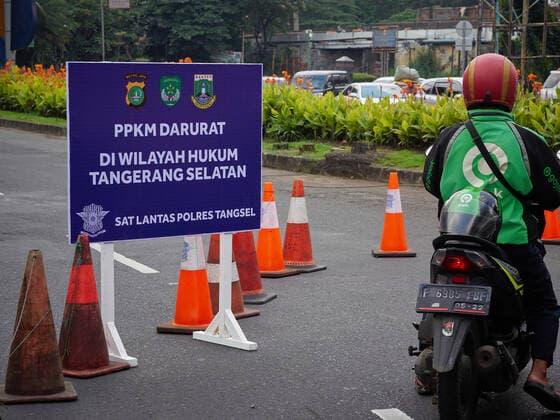 Indonesia: First day of Stricter Social Restrictions Police officers close the access to Jakarta at Bintaro Utama street, South Tangerang, as an effort to support Stricter Social Restrictions. A number of vehicles were forced to turn around. This policy was executed as a step to reduce the rate of increase of Covid-19 cases that occurred in the last few weeks. Since July 3, 2021 at 12 AM (Jakarta Timezone), the police had held limitation on 63 locations spread across the Jakarta, Bogor, Depok, Tangerang and Bekasi areas. South Tangerang Banten Indonesia Copyright: KevinxHerbian