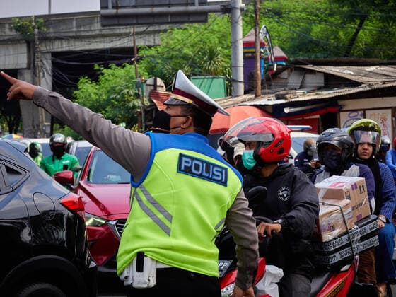 Indonesia: First day of Stricter Social Restrictions Police officers close the access to Jakarta at Bintaro Utama street, South Tangerang, as an effort to support Stricter Social Restrictions. A number of vehicles were forced to turn around. This policy was executed as a step to reduce the rate of increase of Covid-19 cases that occurred in the last few weeks. Since July 3, 2021 at 12 AM (Jakarta Timezone), the police had held limitation on 63 locations spread across the Jakarta, Bogor, Depok, Tangerang and Bekasi areas. South Tangerang Banten Indonesia Copyright: KevinxHerbian